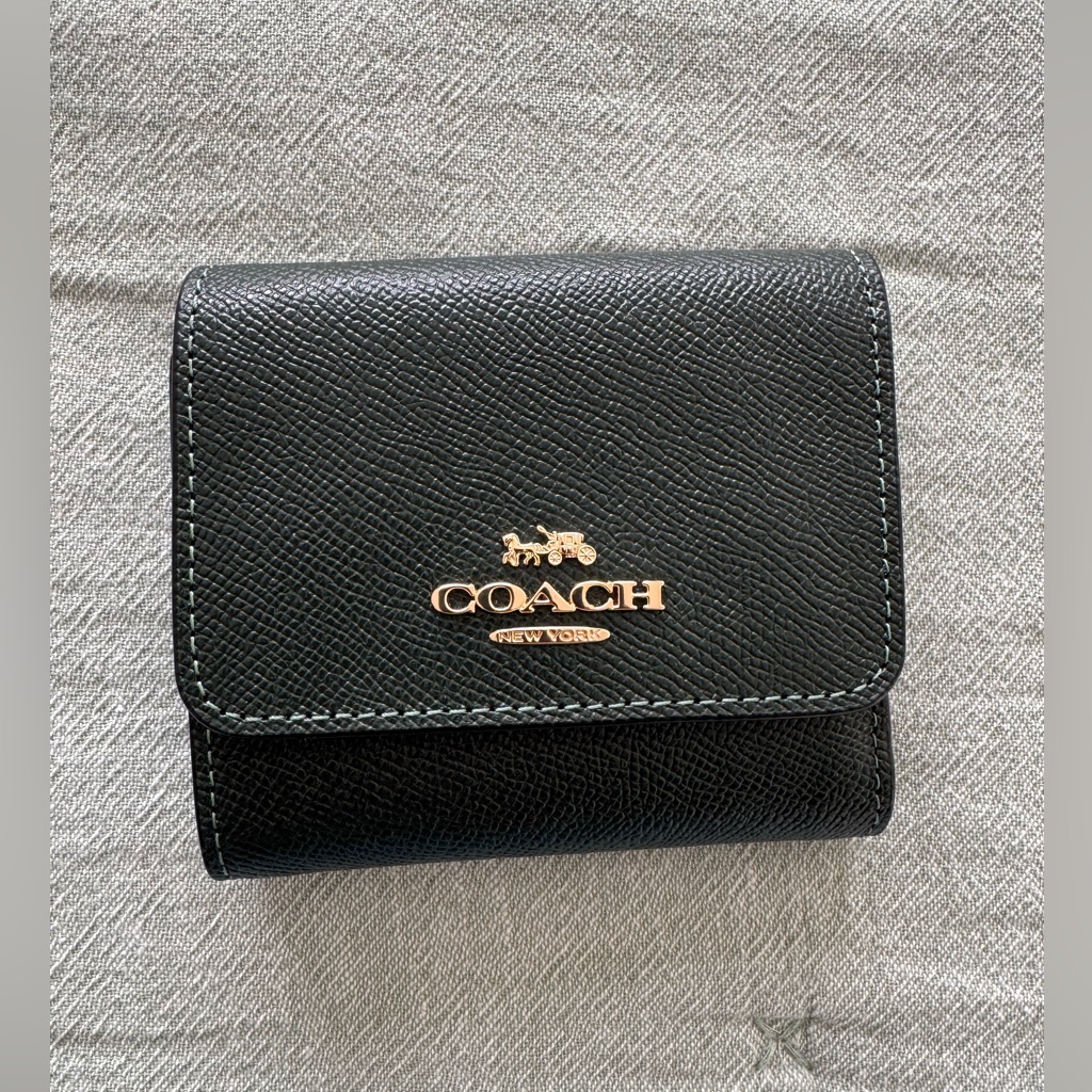 Coach Dark Green Wallet With Gold Logo Coach Dark Green Wallet With Gold Logo